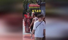 别人吵架旁边吃瓜,吃瓜群众看别人吵架