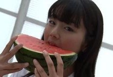 女孩吃瓜画,女孩们的甜蜜食趣