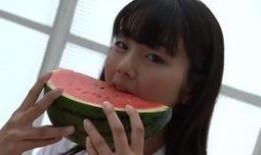 女孩吃瓜画,女孩们的甜蜜食趣