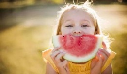 孩子吃瓜的情景,孩子吃瓜的欢乐时光