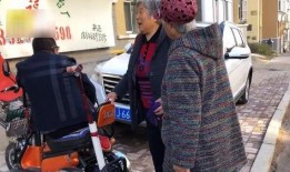 在楼道里吃瓜,邻里间的闲话时光