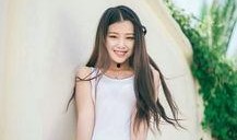 夏日吃瓜的美女