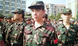 军训社牛吃瓜,揭秘军营里的欢乐时光