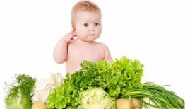 宝宝在草地吃瓜,宝宝快乐成长的美好瞬间