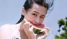 夏日吃瓜的美女
