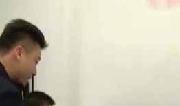 男子吃瓜翻护栏,意外事件引发网友热议