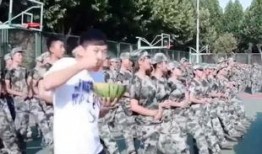 吃瓜学长被军训,吃瓜学长揭秘军训那些事儿