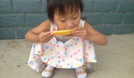 孩子吃瓜的情景,孩子吃瓜的欢乐时光