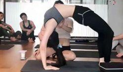 上海瑜伽教练吃瓜,揭秘瑜伽圈里的趣味瞬间