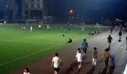 大学操场吃瓜情侣,校园情侣的甜蜜瞬间