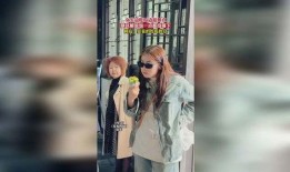 景点吃瓜女孩,趣味与美食的完美邂逅