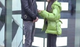 别人吵架旁边吃瓜,吃瓜群众看别人吵架