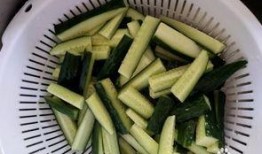 幼儿人吃小虾瓜