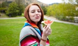 吃瓜的老女人,揭秘吃瓜老女人的独特魅力与生活智慧