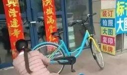 在楼道里吃瓜,邻里间的闲话时光