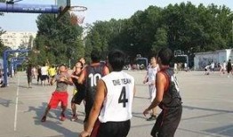 大学操场吃瓜情侣,校园情侣的甜蜜瞬间