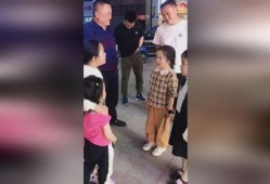 小孩吵架爸爸吃瓜视频,见证孩子吵架现场