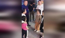 小孩吵架爸爸吃瓜视频,见证孩子吵架现场