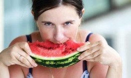 吃瓜的老女人,揭秘吃瓜老女人的独特魅力与生活智慧