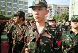 军训社牛吃瓜,揭秘军营里的欢乐时光