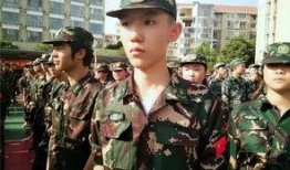 军训社牛吃瓜,揭秘军营里的欢乐时光