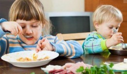 小孩吃瓜吵架图片