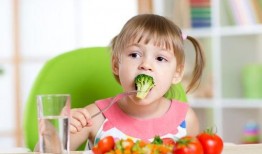 宝宝在草地吃瓜,宝宝快乐成长的美好瞬间