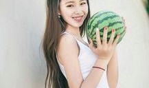 夏日吃瓜的美女