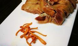 花鹅吃瓜,趣味横生的田园生活瞬间