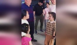 小孩吵架爸爸吃瓜视频,见证孩子吵架现场